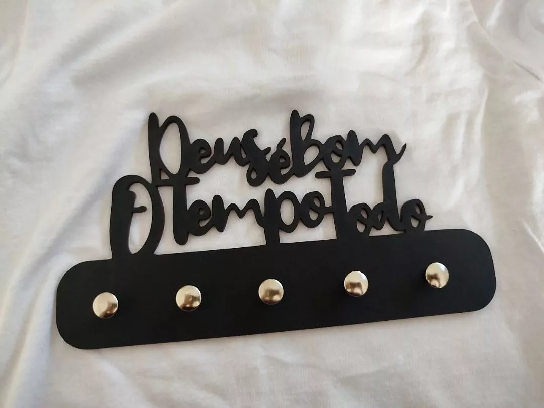 Porta-Chaves de Parede em MDF 3mm Preto – “Deus é Bom o Tempo Todo” - Imagem 3