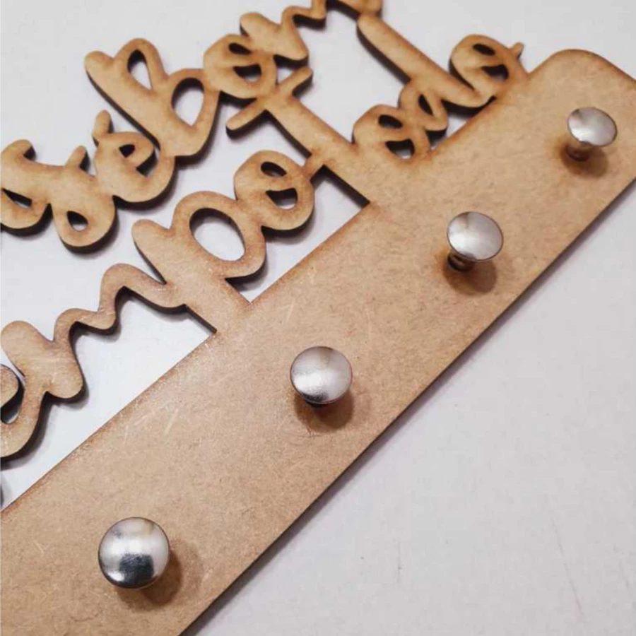 Porta-Chaves de Parede em MDF 3mm Preto – “Deus é Bom o Tempo Todo” - Imagem 4